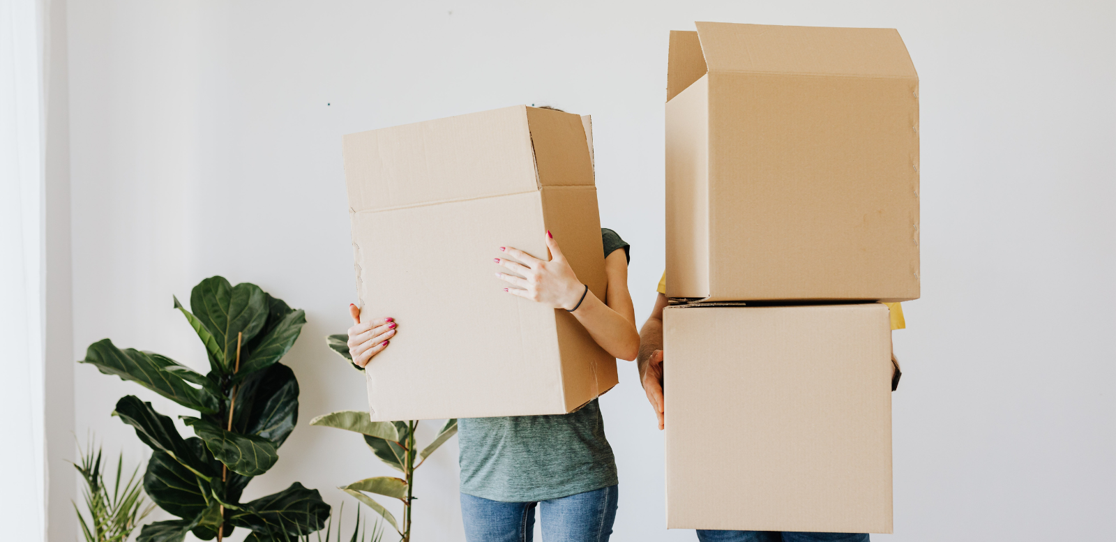 deux personnes avec des cartons de déménagement