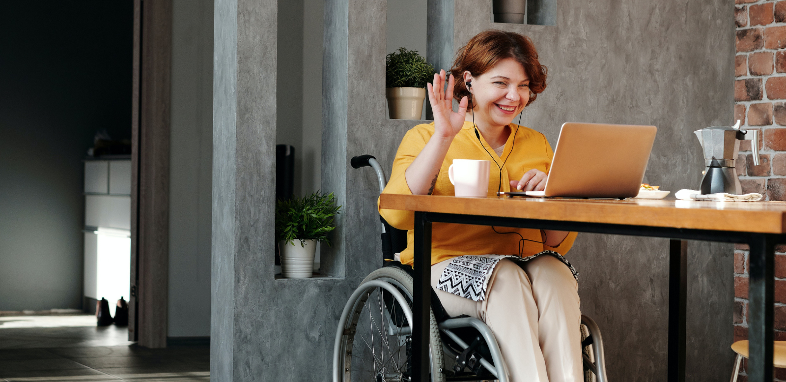 une dame en fauteuil roulant devant un ordinateur