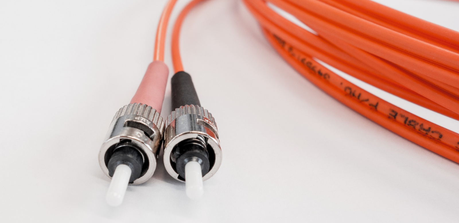 cable orange pour la fibre optique