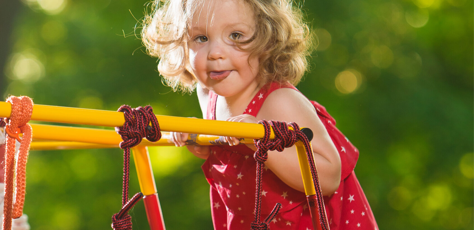 Petite fille jouant aire jeux