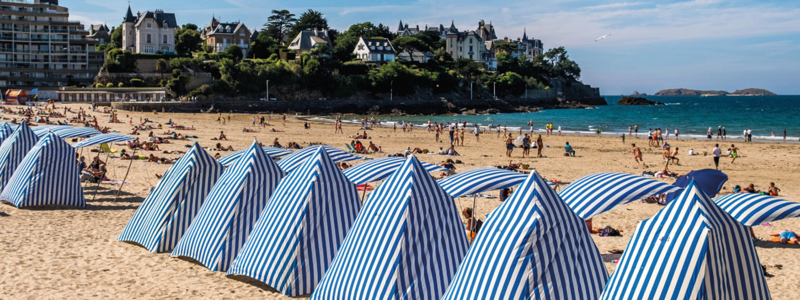 Dinard et ses tentes bleues